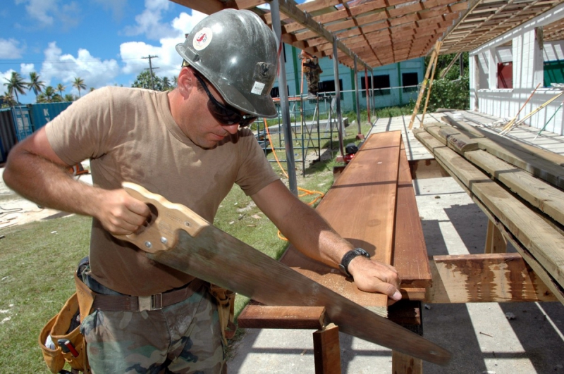 charpentier-ST MARTIN D ENTRAUNES-min_worker_construction_building_carpenter_male_job_build_helmet-893290